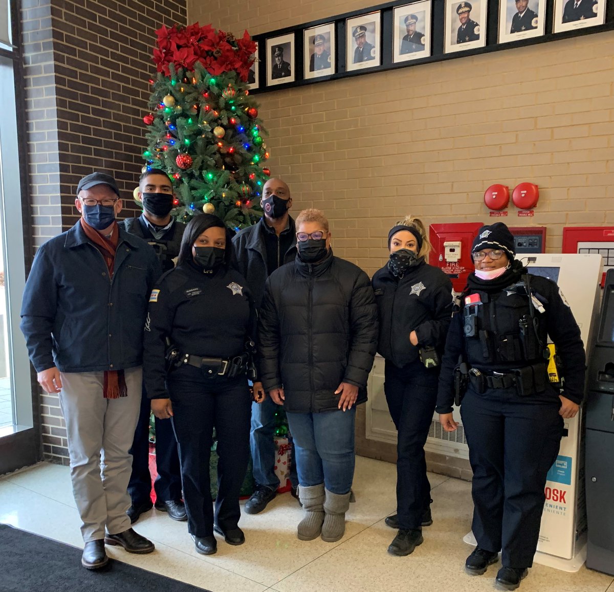 DonHarmonIL's tweet photo. I was thrilled to sponsor meal giveaway, working w/ community partners to deliver 400 meals at 7 locations, #IL39 for families, neighbors in need & first responders. @HousingForward @gobeyondhunger @ChicagoCAPS15 @pccwellness @WestSub Thanks Meridian & chef @Robert.Bailey.967 https://t.co/YNX8LxrpxB