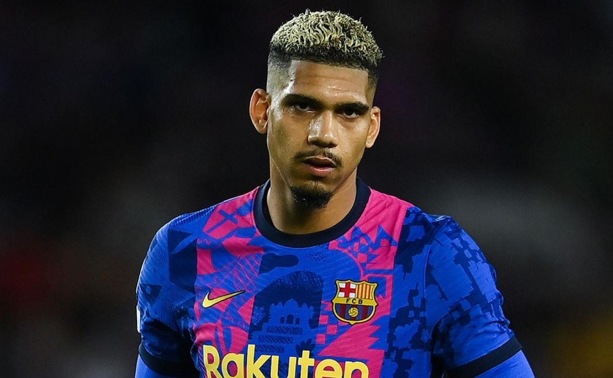 Melvinpastoree's tweet photo. 🎙|| RONALD ARAUJO: "Nuestro objetivo ahora es ganar la Europa League. Somos el Barça y hay que ir a competir y a ganar". #FCBlive 🔵🔴 https://t.co/dqSnBVlRoL