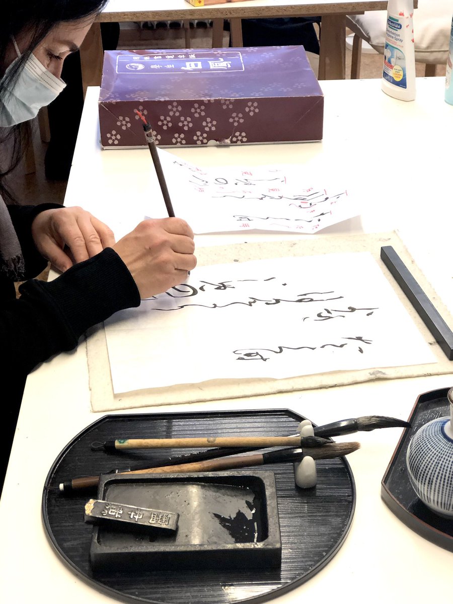 neojaponism's tweet image. 💮Thank you for attending the workshop! Glad to see healthy +beautiful minded learners during this hard time. 
Compliment on your concentration and process! Lots of wintery Otehons. Well done👍
Arigato💯

#書道 #mindfulnessmethod #calligraphy #shodolearning #ヨーロッパの書道教室