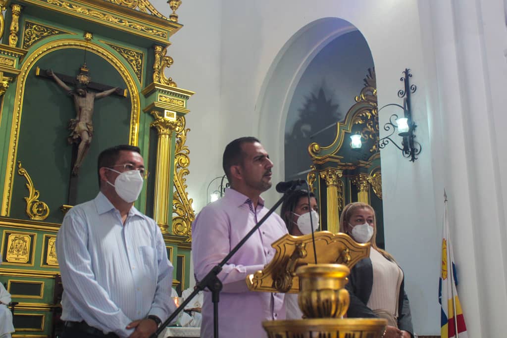 Jateranoficial's tweet photo. Una sola fe

Hoy compartimos la misa solemne en honor a la Inmaculada Concepción de María, madre de Jesús. 

Me acompañó mi hermano @JosManuelSuar15 quien desde su fe evangélica me invita a su encuentro religioso, con el mismo afecto y fe  que yo al mío. https://t.co/MN54DUfvvm