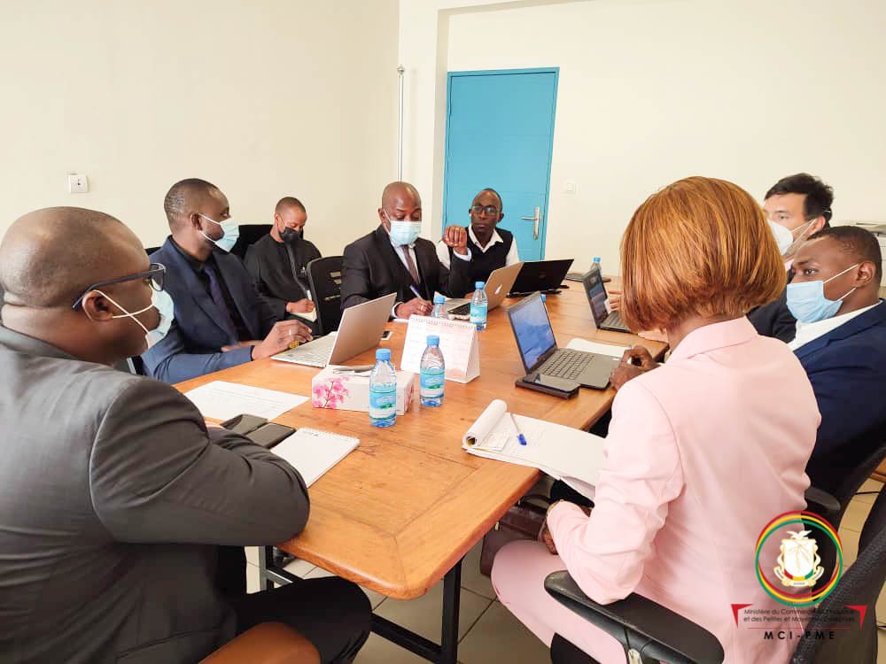 CommerceGn's tweet photo. Le Ministre Dr Bernard GOUMOU a reçu l’@IFC_fr dirigée par le Chargé des Opération M. Pédro A. AMO. L’objectif : présenter les activités de l’@IFC_fr en Guinée qui s’articulent sur la « promotion du dvpt économique en favorisant l’essor du secteur privé dans les pays en dvpt » https://t.co/Brg1PhWmYC