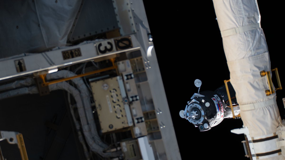 cknasaboy's tweet photo. Soyuz #MS20 #66S carrying Alexander Misurkin, Yusaku Maezawa (@yousuckMZ) and Yozo Hirano - rendezvous and docks to @Space_Station https://t.co/P5UeqwddXA