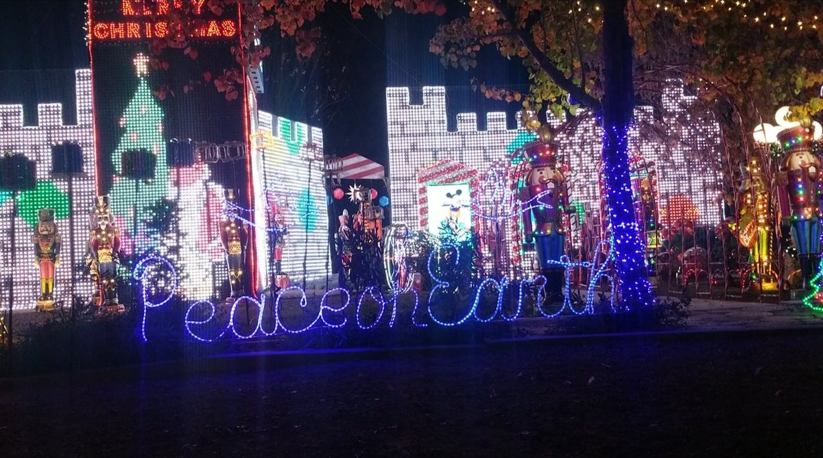 It's a very merry Holiday Show today <a href="/FSFocusTV/">Fresno State Focus</a>. Watch us live at 4 p.m. to see one of Fresno's longest running christmas traditions. #mcj128 #fresnostatefocus