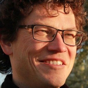 Hoe zou duurzaamheidsonderwijs op middelbare scholen er uit mogen zien? Bevlogen leraar Peter Kaim geeft in de podcast Duurzaam Raak volop inzichten.  #duurzaam #onderwijs #gedragsverandering #klimaat  app.springcast.fm/15115/duurzaam…