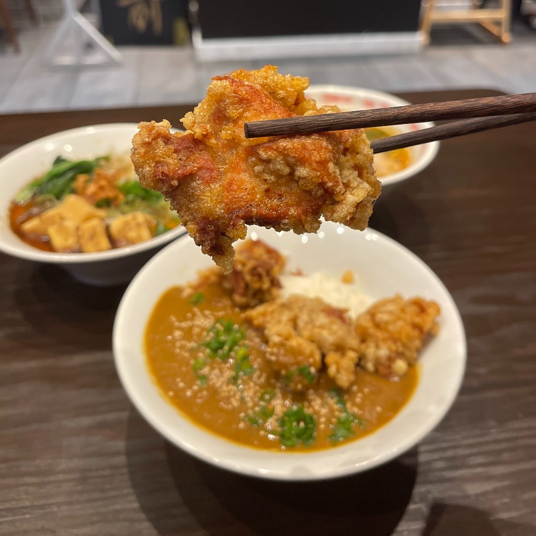 tanakaramenhi's tweet photo. Krispy and juicy Karaage Chicken with Curry is a one way ticket to the best #kanakattack. #tanakaramenhi https://t.co/j2Q8TBUYtP