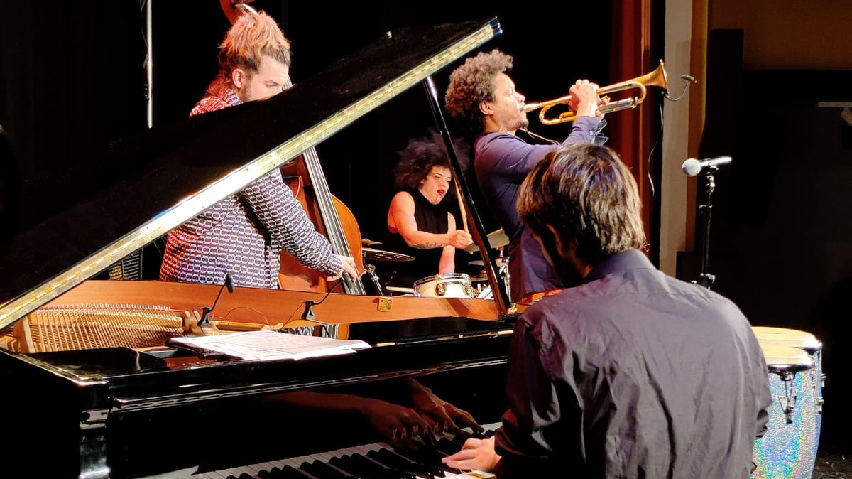 alternatilla's tweet photo. AJIM21 Alternatilla Jazz in Mallorca Festival

Quina millor manera de concloure aquesta edició de l'Alternatilla Jazz Festival amb un Ménage à Jazz d'aquests que tant ens agraden! Amb els músics Carlos Sarduy, Nailé Sosa, Joan Garcias i Toni Vaquer. https://t.co/amkRxxqmY6