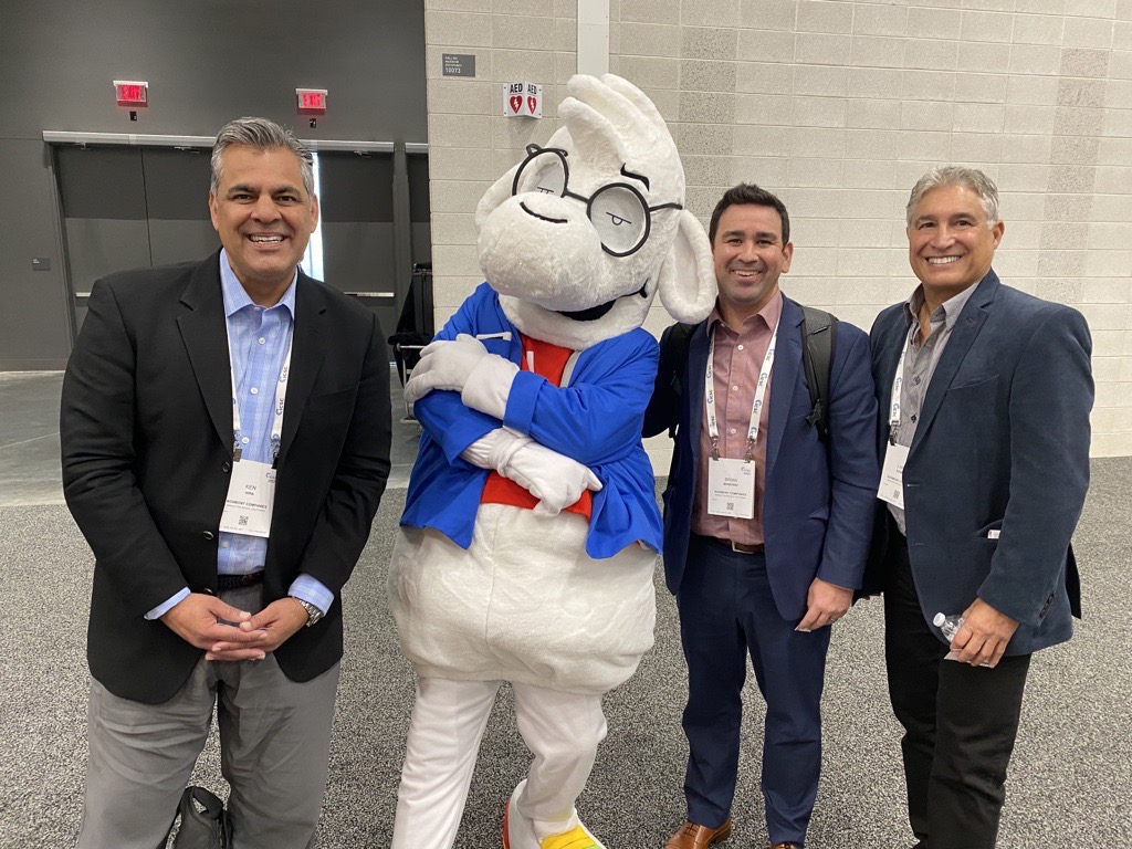 KosmontTweets's tweet photo. What happens in Vegas, stays in Vegas, right? Not necessarily... We had great meetings with clients to advance projects and economic development opportunities back home... and managed to have some fun too! #ICSCHereWeGo! #makingdeals #kosmontretailnow https://t.co/6hZFJRPzim