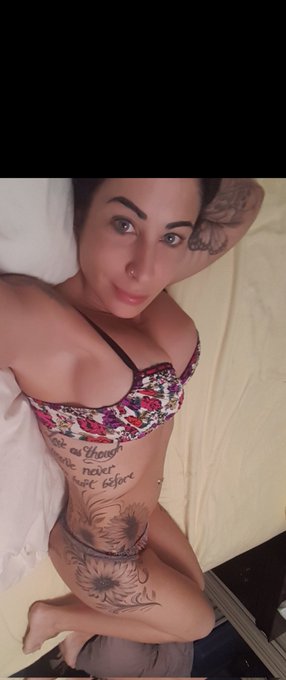 How's everyone's humpday going ?! 🍊💋 https://t.co/X55Lp9GvzF