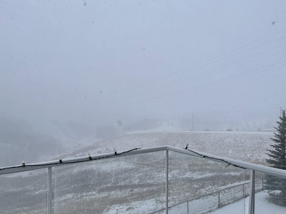 SmileyYYC's tweet photo. That escalated quickly #calgary #yyc #calgarysnow #WXX https://t.co/VkLcireHuC