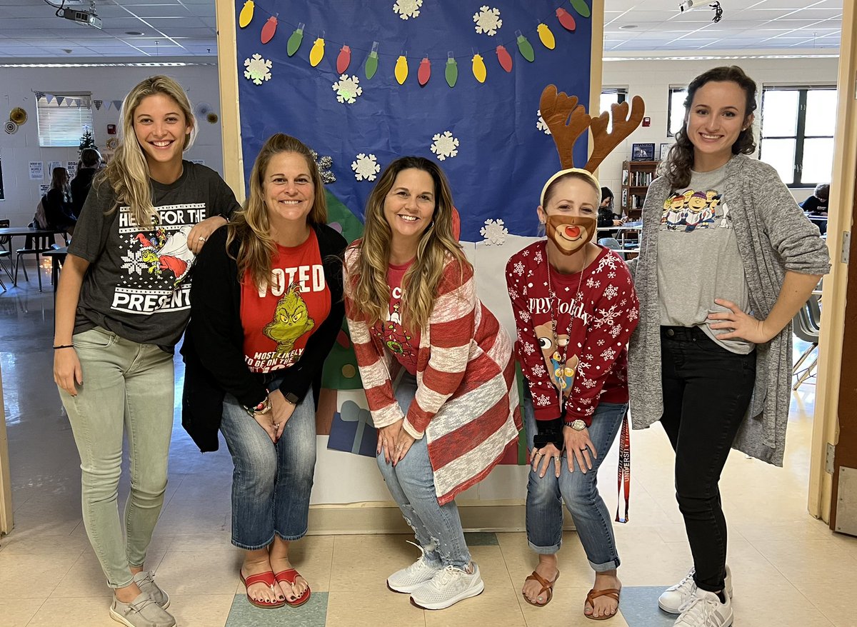 tfulsangreaduhs's tweet photo. 3-200 Holiday Movie T-shirt day! @UHSChenoweth @Bobbie_Grieve @BernerLinda @MrsComeens https://t.co/KIWoWAoBA5