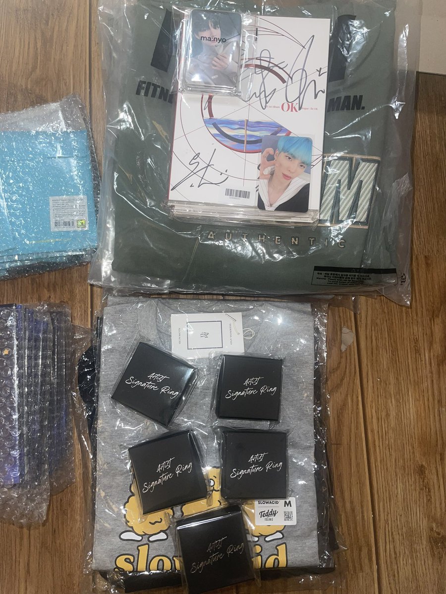 foryunwoo's tweet photo. thank you so much once again to @KrMalrang for their amazing proxy service!! merch was safely packed and arrived in good condition in france. i’m always satisfied with your service and the way you help me manage my group orders 😊 #malrangfb https://t.co/0fQh8lE8kI