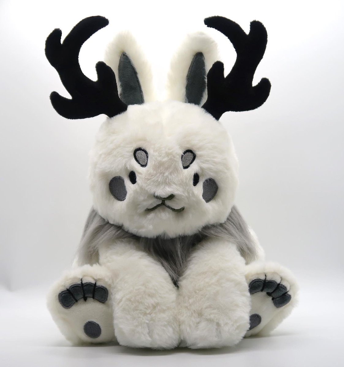 Lizard_Bitt's tweet photo. New Jackalope Variants!
.
Samples of the Winter Coat Jackalope and Wolpertinger are here! Kickstarter backers will be able to pick between the original and these two for their plushies. All plushes will be available in my shops later on next year! 🧡 https://t.co/pKVucVjfgN