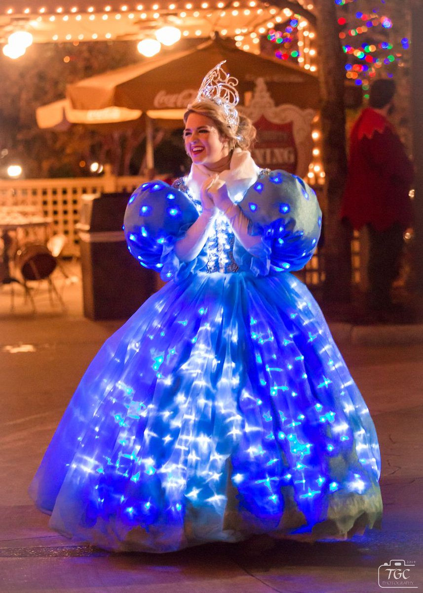 TGCPhoto's tweet photo. Dec 2014 - The Christmas Parade Princess, where all is shiny and bright!

#ThrowbackThursday 
@SDCAttractions 
@laurensimms
#ExploreBranson https://t.co/pXAZHFlTIl