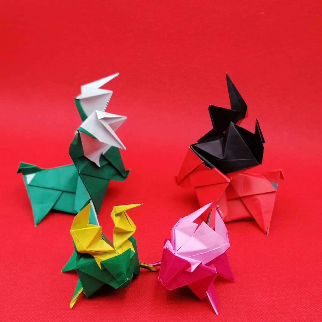 haidewiets's tweet photo. Holiday Red
Festive flat....(imagine Bambi on ice, yet these reindeer do stand) 

Reindeer
Kamei Kohe @kameikohe

#reindeer #kameikohe #family
#festive #flat #tortilla #holidays2021 
#haidewiets  #ZheZhi  #origami 
#h折り紙 #摺紙 https://t.co/dGDZiR2Gl9