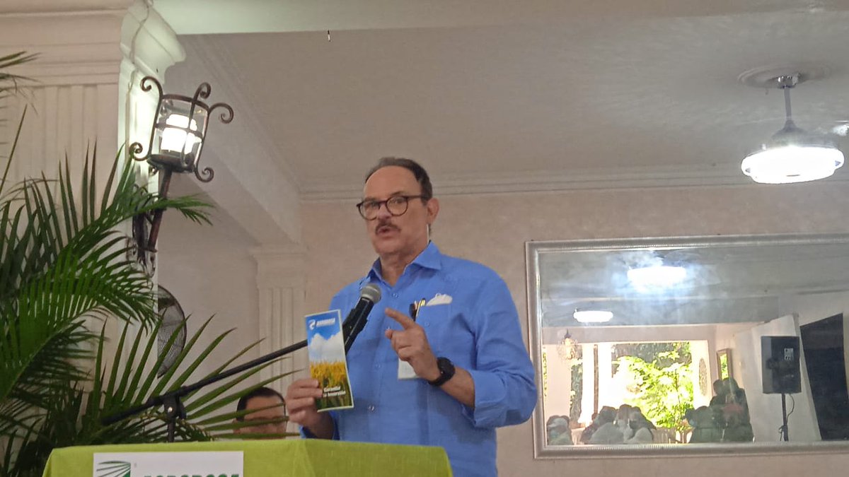 eligiojaquez's tweet photo. Mi viejo amigo, compañero y colega, José Fabelo, celebró hoy su cumplea��os, invitando a varios funcionarios del sector agropecuario, a un acto solemne y allí entregaron 172 millones de pesos de Agrodosa a centenares de productores nacionales.
Felicidades a él y a todos. https://t.co/s7m02odIU3