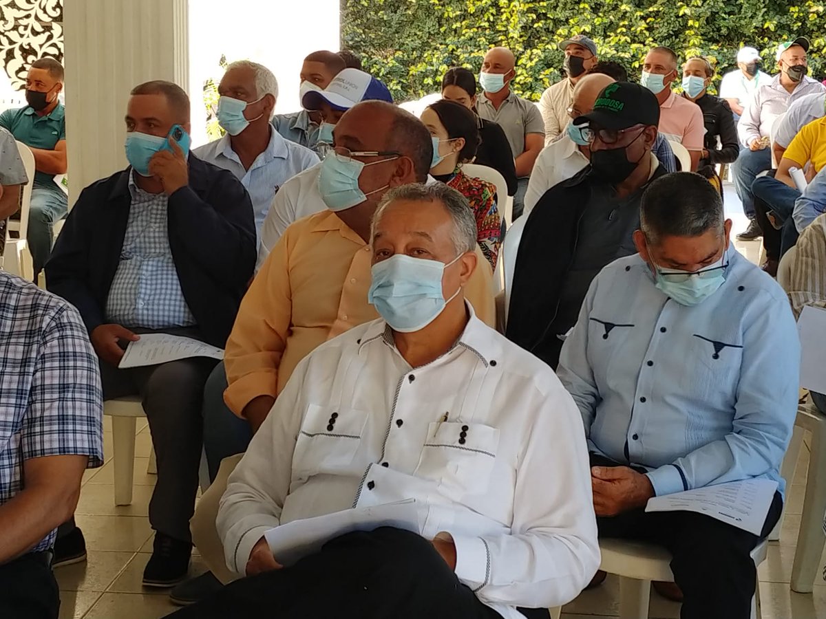 eligiojaquez's tweet photo. Mi viejo amigo, compañero y colega, José Fabelo, celebró hoy su cumplea��os, invitando a varios funcionarios del sector agropecuario, a un acto solemne y allí entregaron 172 millones de pesos de Agrodosa a centenares de productores nacionales.
Felicidades a él y a todos. https://t.co/s7m02odIU3