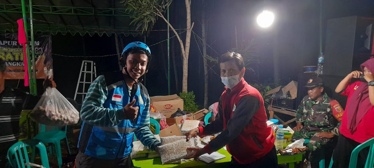 endykurniawan's tweet image. Update #erupsisemeru Kamis, 09 Desember 2021 pagi 

Luka Berat: 23
Luka Ringan: 82
Meninggal Dunia: 39
Hilang: 13

Perkiraan cuaca berawam hinggan hujan ringan-sedang pada malam hari.

Selamat bertugas kembali sahabat-sahabat #bluehelmet 

#lumajang