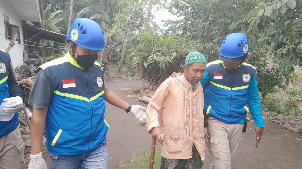 endykurniawan's tweet image. Update #erupsisemeru Kamis, 09 Desember 2021 pagi 

Luka Berat: 23
Luka Ringan: 82
Meninggal Dunia: 39
Hilang: 13

Perkiraan cuaca berawam hinggan hujan ringan-sedang pada malam hari.

Selamat bertugas kembali sahabat-sahabat #bluehelmet 

#lumajang