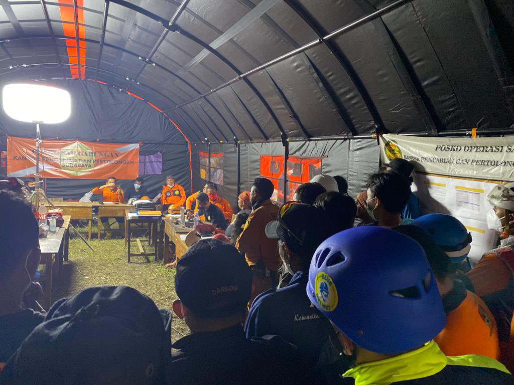 endykurniawan's tweet image. Update #erupsisemeru Kamis, 09 Desember 2021 pagi 

Luka Berat: 23
Luka Ringan: 82
Meninggal Dunia: 39
Hilang: 13

Perkiraan cuaca berawam hinggan hujan ringan-sedang pada malam hari.

Selamat bertugas kembali sahabat-sahabat #bluehelmet 

#lumajang