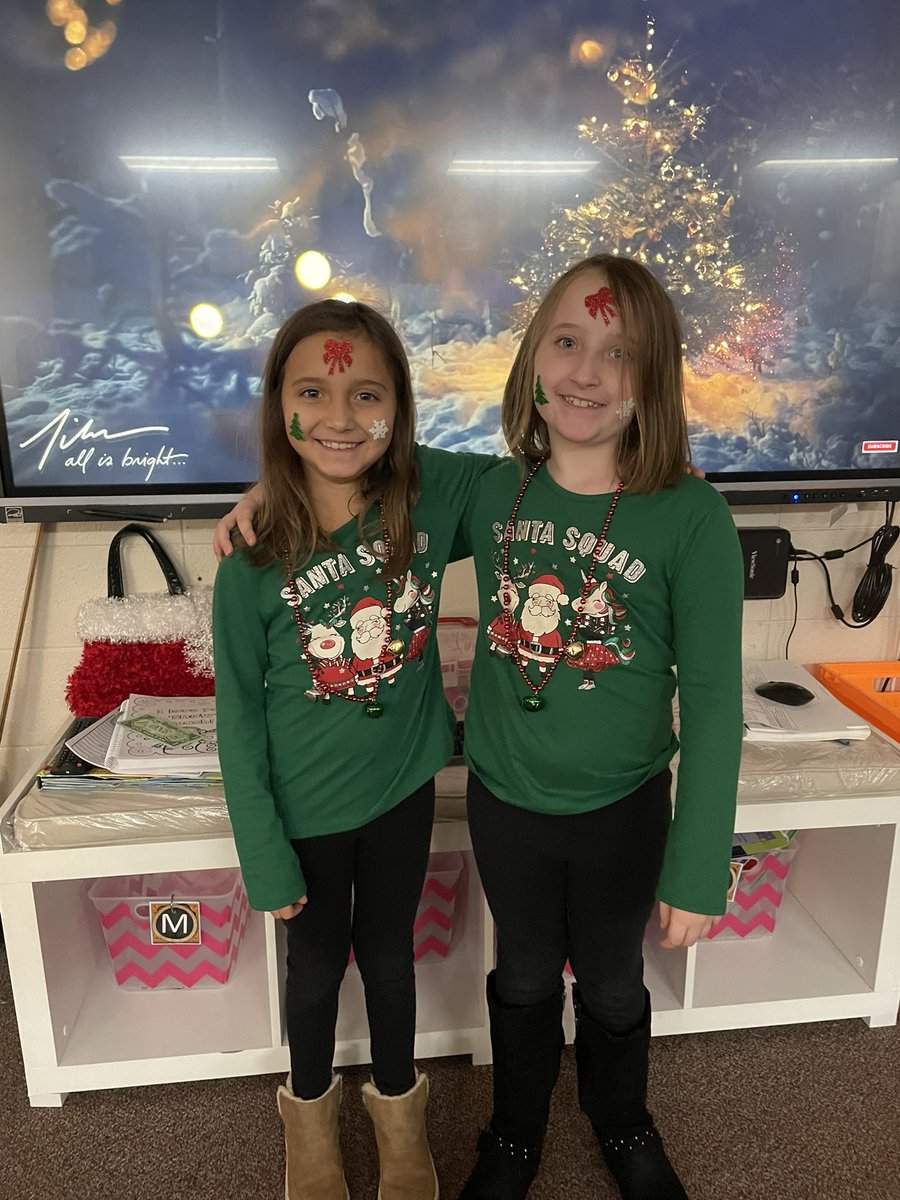 AmyWinfree's tweet photo. Two turtle doves…more twin day pics! #happycampers @Hubbard_Elem @monroe_schools https://t.co/T1CvHZEOn5