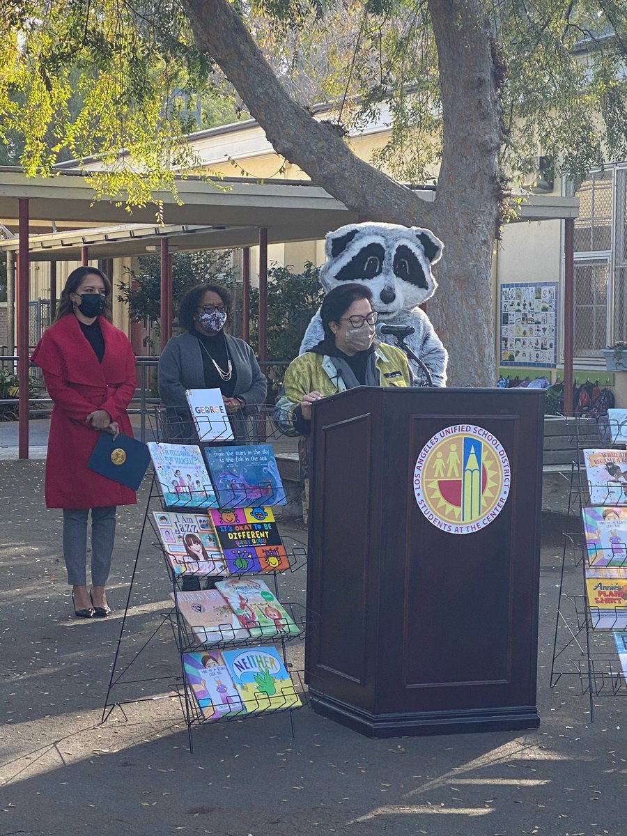 lausdHRDE's tweet photo. Today at Riverside Dr. Charter, @gendernation and @lausdhrde announced a very generous book donation in which Gender Nation donated more than 7,000 LGBTQ+ affirming books for all of LAUSD elementary school libraries! #lgbtq🌈 #lausdlgbtq #lausdhrde #gendernation #cafairact https://t.co/5NZMQbX39G