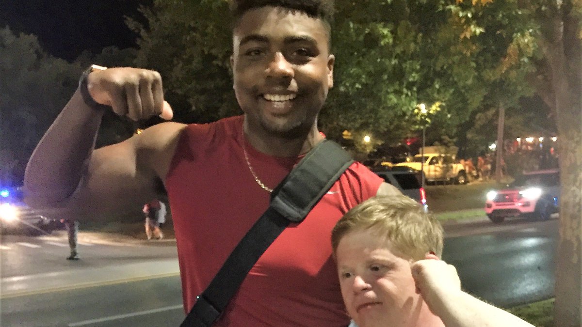 CanaanSandy's tweet photo. LAST 🤗BUBBA? KNOW U GOTTA GO !  BUT MY 💔S  SO🥺! REMEMBER US! GONNA ❤️U 4EVER @TreylonBurks ! THANK U 4 BEING MY AWESOME BRO!  😢😥🖐️🏼! @RazorbackFB https://t.co/GVuPzvSjiH