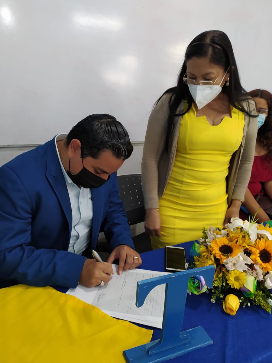 ISTPEM1's tweet photo. Fabián Vera, nuevo vicerrector académico del #ITSPEM y la coordinadora encargada de la zonal 4 de la Senescyt, Patricia Toala procedieron a la firma respectiva de la acción de personal del cargo de vicerrector académico. https://t.co/dLHcJNSbmx