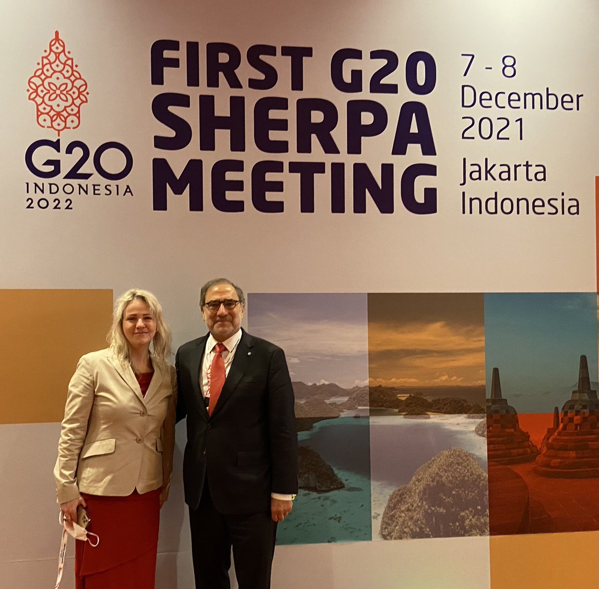 JorArguello's tweet photo. Cumbre de Sherpas @g20org en Jakarta, Indonesia🇮🇩

Desde hace años compartimos el trabajo en el #G20 con mi colega rusa🇷🇺 y amiga, Svetlana Lukash @LanaLukash.
Svetlana es la Sherpa G20 del Presidente🇷🇺 Vladimir Putin y una gran  protagonista del G20. https://t.co/hKxOX8arM3