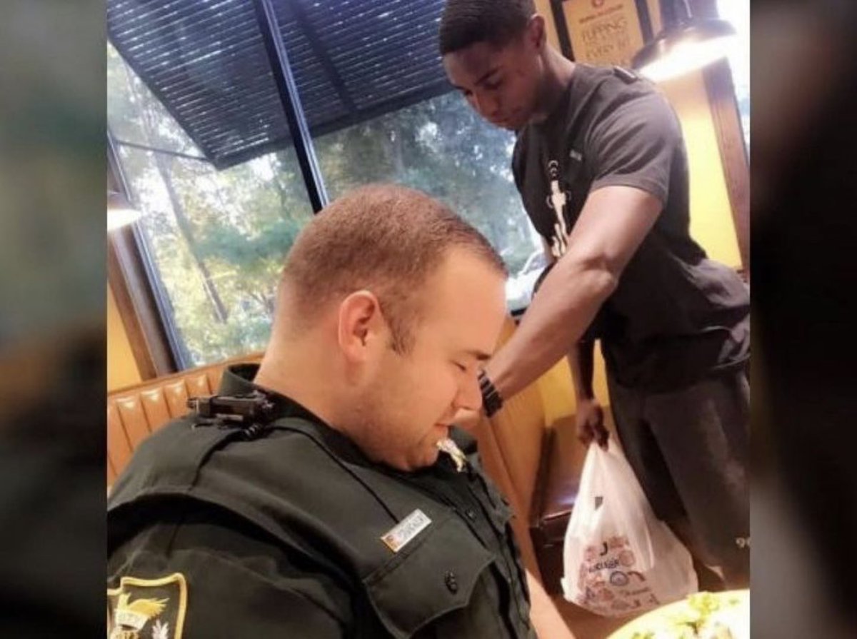 LMikeyJ's tweet photo. Photo of Florida teen praying over a police officer..🙏🙏 https://t.co/iU82Npz2vu