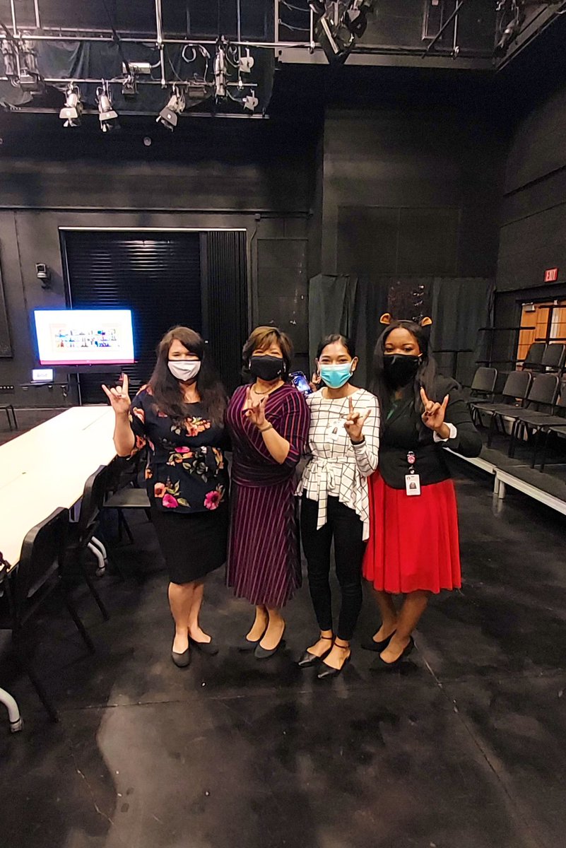 AngelWilson36's tweet photo. Thank you to principal residents, @alengnickhall and @marisol_rosser, for sharing out today during our Lunch-and-Learn at Principal’s Meeting with our principal mentors. We learn best from each other. 

@drdebracantu - You are such a great thought partner and support system. https://t.co/TxZWPBOism