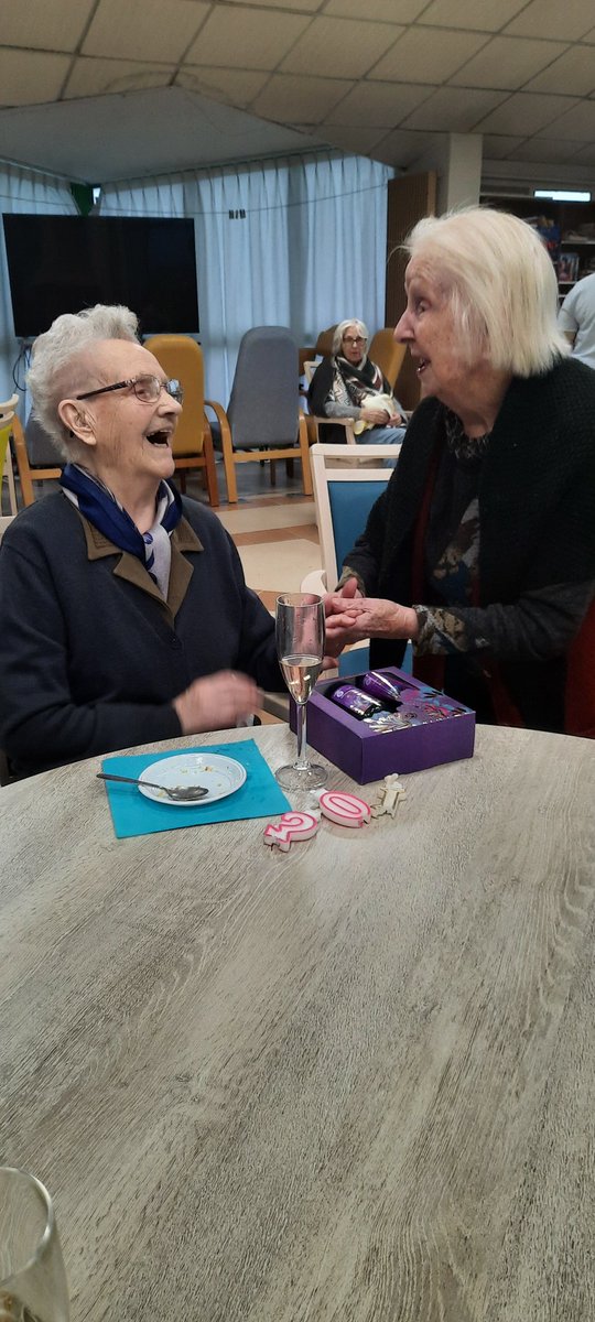 PareResidence's tweet photo. Au programme de cette semaine, 103 ans de Mme Gastineau et repas des anniversaires de décembre. Parmi les 5 centenaires de la Résidence (1 a100ans, 2 a 101, 1 a 102 et donc 1 a 103), 4 ont accepté de poser fièrement pour la photo https://t.co/pbrebY6xBe