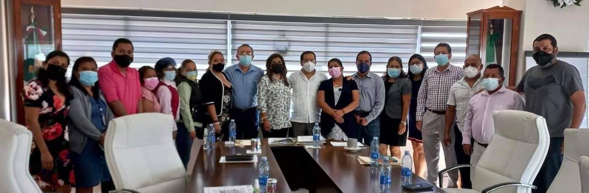 La administración que encabezo en el <a href="/PJEGUERRERO/">Poder Judicial de Guerrero</a> es de puertas abiertas: Recibí de la dirigente de la Sección 62 del SUSPEG sus propuestas para mejorar las condiciones laborales de sus agremiados. Me acompañaron integrantes del Consejo de la Judicatura de #Guerrero