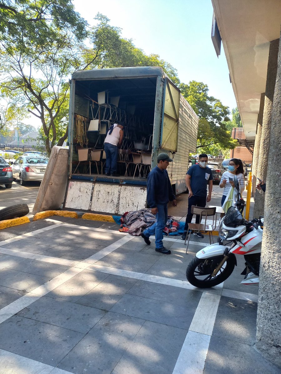 Oficial310's tweet photo. EPO310 comparte hoy en la casa de los tiburones🦈se recibió el mobiliario donado por la Facultad de Ingeniería de la UNAM🏛en beneficio de toda nuestra comunidad estudiantil. Comprometidos por mejorar las instalaciones.🤝 @israeljeronimol @EdomexDgfa @HectorH640917 @ANAB_BC https://t.co/YI8SUkKsxv