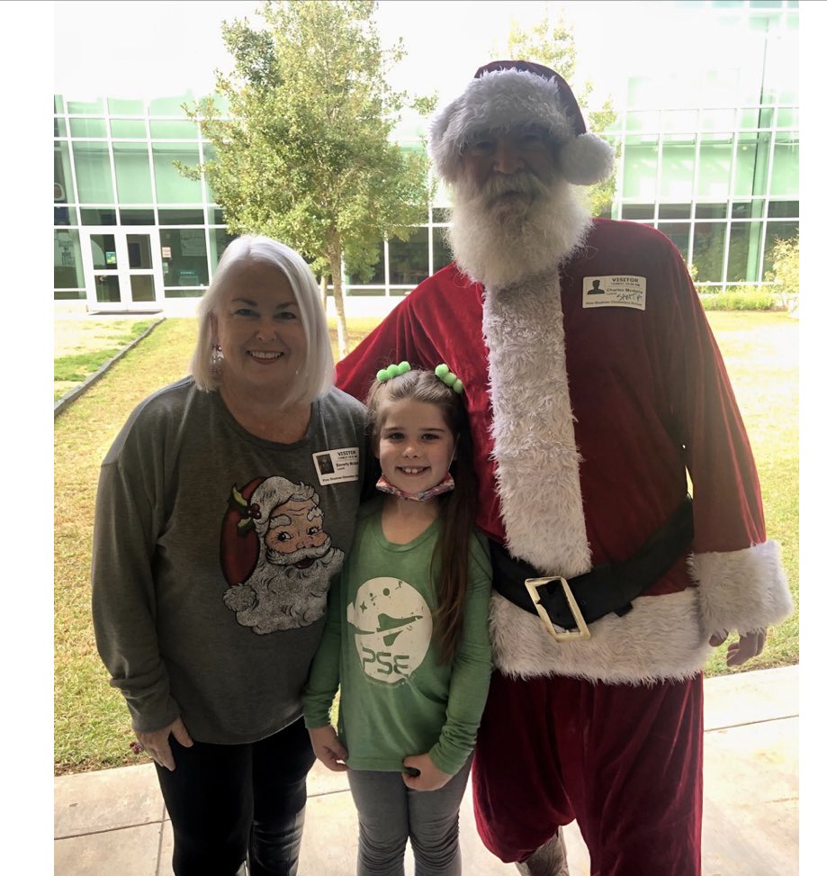 PSE proud of our PTA and volunteers today for a great team effort to provide Penguin Patch for our students!❤️ Frosty and Santa tied down to greet the students and a surprise visit from Santa himself!❤️❤️❤️
