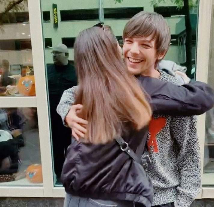 Fresent91's tweet photo. Louis abrazando a sus fans, algún día seré yo.
Faith in the future 
#Walls #LouisTomlinson https://t.co/I2xpiio25Y