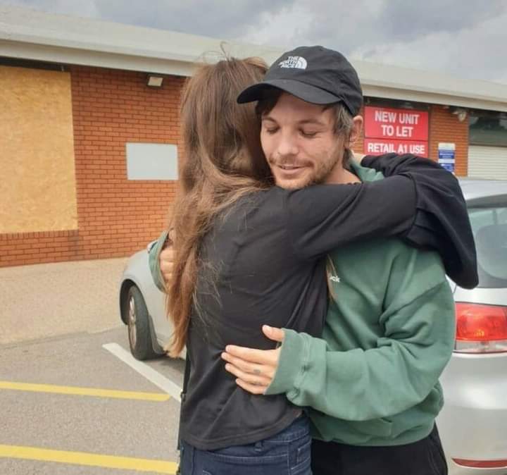 Fresent91's tweet photo. Louis abrazando a sus fans, algún día seré yo.
Faith in the future 
#Walls #LouisTomlinson https://t.co/I2xpiio25Y