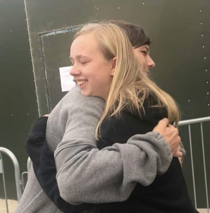 Fresent91's tweet photo. Louis abrazando a sus fans, algún día seré yo.
Faith in the future 
#Walls #LouisTomlinson https://t.co/I2xpiio25Y