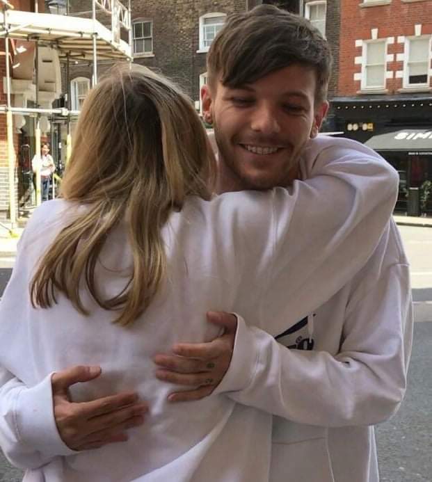 Fresent91's tweet photo. Louis abrazando a sus fans, algún día seré yo.
Faith in the future 
#Walls #LouisTomlinson https://t.co/I2xpiio25Y