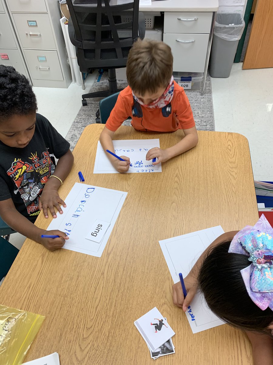 JoleneMoeser's tweet photo. Oh no! The words fell out of another book! We put the sentences back together to write a pattern book about what dads can do. #soarlikeahawk #wsdlearns #tcrwp https://t.co/gJkx4ant9G