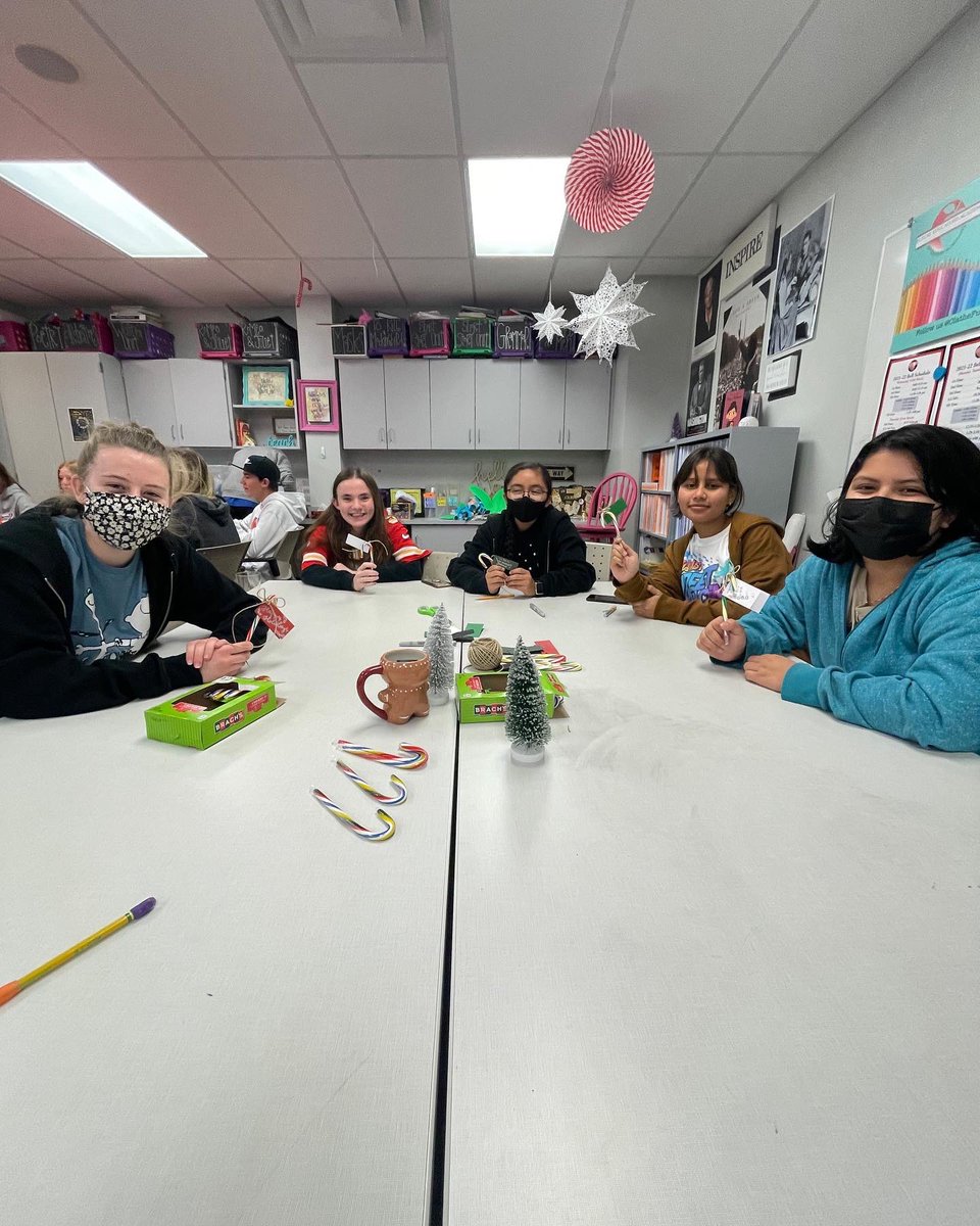 OlatheFutureEd's tweet photo. Two great winter parties today by our sophomore classes!! Thanks for planning all the fun!! 
#FEA #youretheteacher #classparty #partplanning #lessonplanning 
@Olathe21st https://t.co/6K9VIPb3vk