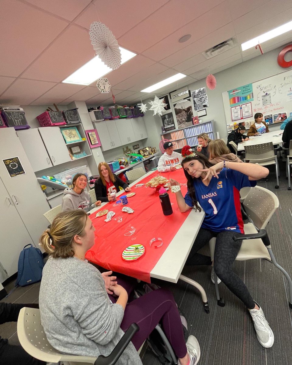 OlatheFutureEd's tweet photo. Two great winter parties today by our sophomore classes!! Thanks for planning all the fun!! 
#FEA #youretheteacher #classparty #partplanning #lessonplanning 
@Olathe21st https://t.co/6K9VIPb3vk