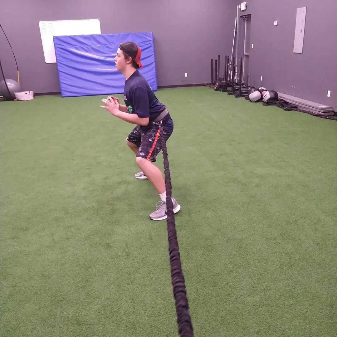 OLcoachGalvan's tweet photo. Only way to get better is to work fundamentals over and over again. Get it! #Repetition #MuscleMemory #OwnTheDetails https://t.co/KWH3GZxKCU