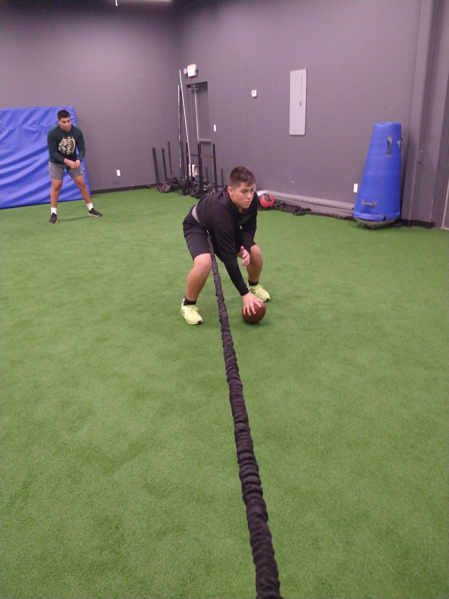 OLcoachGalvan's tweet photo. Only way to get better is to work fundamentals over and over again. Get it! #Repetition #MuscleMemory #OwnTheDetails https://t.co/KWH3GZxKCU
