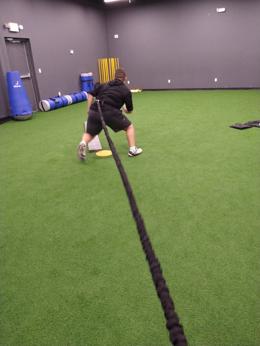 OLcoachGalvan's tweet photo. Only way to get better is to work fundamentals over and over again. Get it! #Repetition #MuscleMemory #OwnTheDetails https://t.co/KWH3GZxKCU