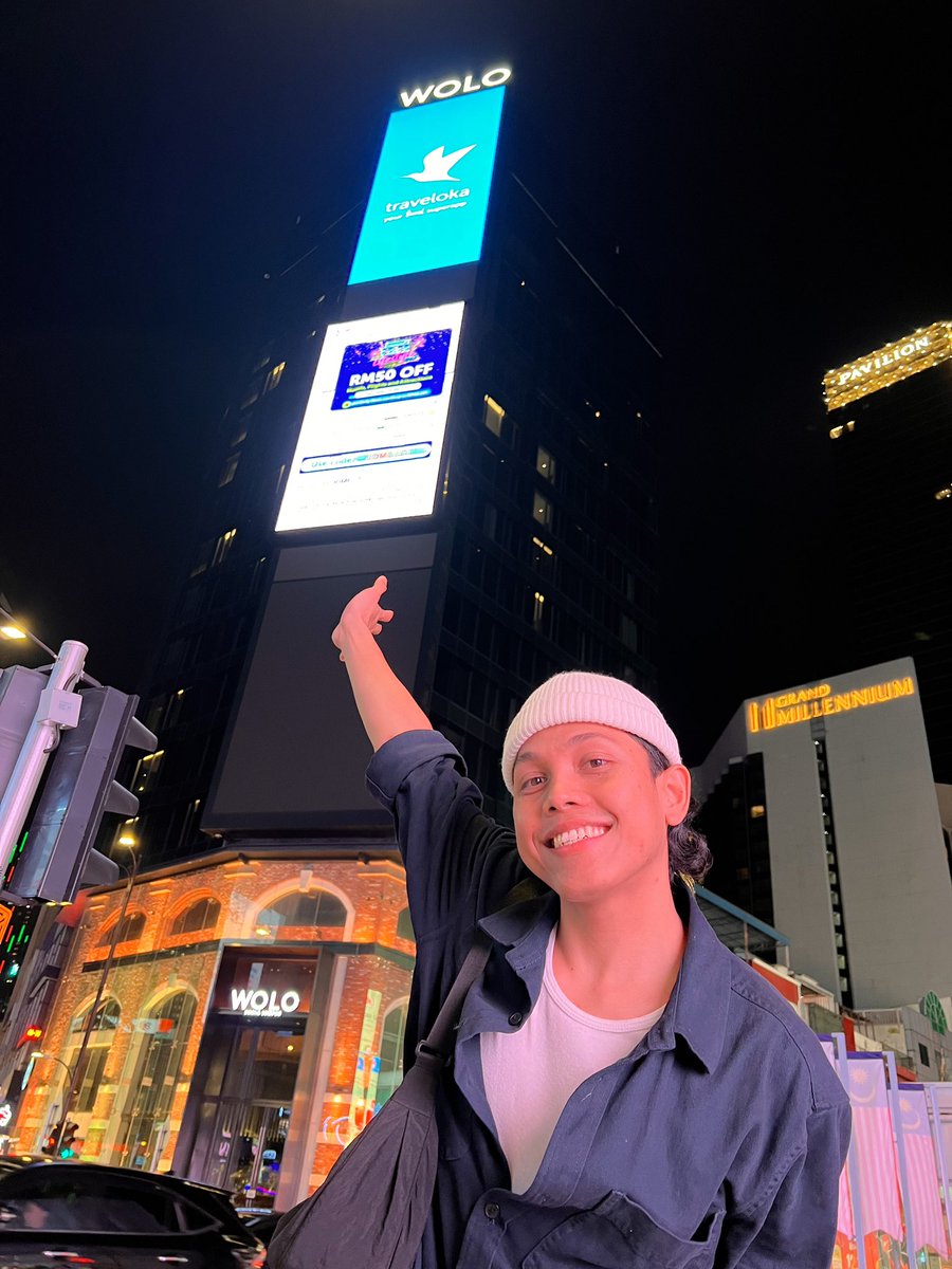 AkenggDagang's tweet photo. Hey i found you @travelokaMY ! Strolling around Bukit Bintang nightlife is another best thing to do in Kuala Lumpur! It reminds me the ambience of Times Square New York City! Saw this giant traveloka billboard get me excited to travel back!   #TRAVELOKAJOMCUTL https://t.co/xJgLSYj5cC