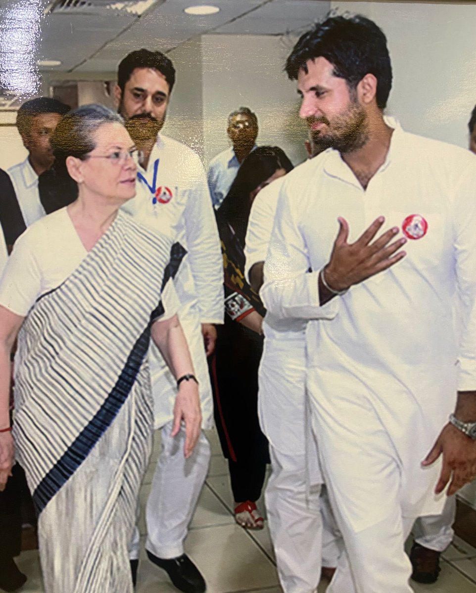 RajaBrar_INC's tweet photo. अपने जीवन के उत्थान-पतन का पूरे साहस एंव धैर्य के साथ सामना करते भारतीय राजनीति में अपना महत्वपूर्ण स्थान सुनिश्चित करने वालीं,

भारत ही नहीं, पूरे विश्व की नारियों के लिए प्रेरणा स्रोत, मेरी माँ सम्मान कांग्रेस अध्यक्षा श्रीमती सोनिया गांधी जी को जन्मदिन की ढेरों शुभकामनाएँ💐 https://t.co/HYsUs0EF0X