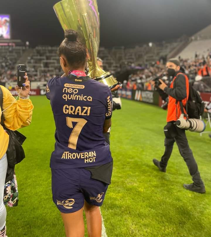 timaouni's tweet photo. FUTEBOL FEMININO DO TIMÃO VENCE SÃO PAULO E FATURA TRI-PAULISTA
⚽️🖤🤍⚽️

Elas continuam avassaladoras! Com gols das craques @GabiDemoner e @adrisilva_16 , o @SCCPFutFeminino fez 3 x 1 nas rivais e faturou o @PaulistaoFem, o 3o. título em 2021!

Parabéns e boas férias, Campeãs! https://t.co/9E1IZUy61X