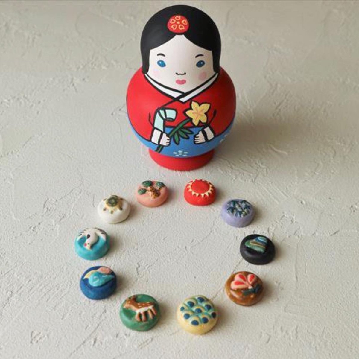 plus_han's tweet photo. KIMURA &amp; Co.「十長生おはじき」
販売がスタートしました

不老長生の願いがこもった「十長生」の文様を厄災をはじくといわれる「おはじき」の形にのせて…

韓国の十長生と日本のおはじき
最強のタッグです！

願いが届きますように…

#kimuraandco #人形 #おはじき #十長生 #happy #행복  #縁起物 https://t.co/7gMLShauKm