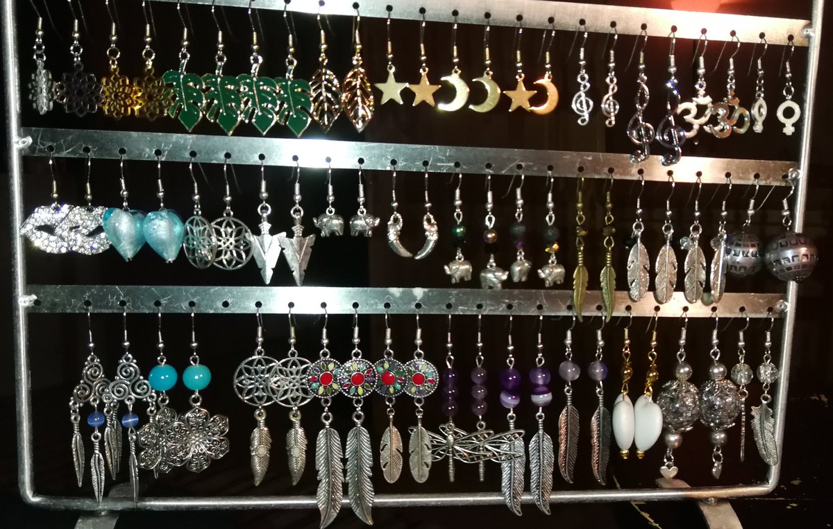 FaiaAccessories's tweet photo. Her er en del av ørepynten jeg hadde med meg til julemarkedet, nå ligger alle i hver sin pose i eskene sine igjen ☺️
Hyl ut om du ser noe du liker og vil handle til jul.🎄

#ørepynt #FaiaAccessories #utstilling #julemarked #julegaver https://t.co/8idNfy8sUD