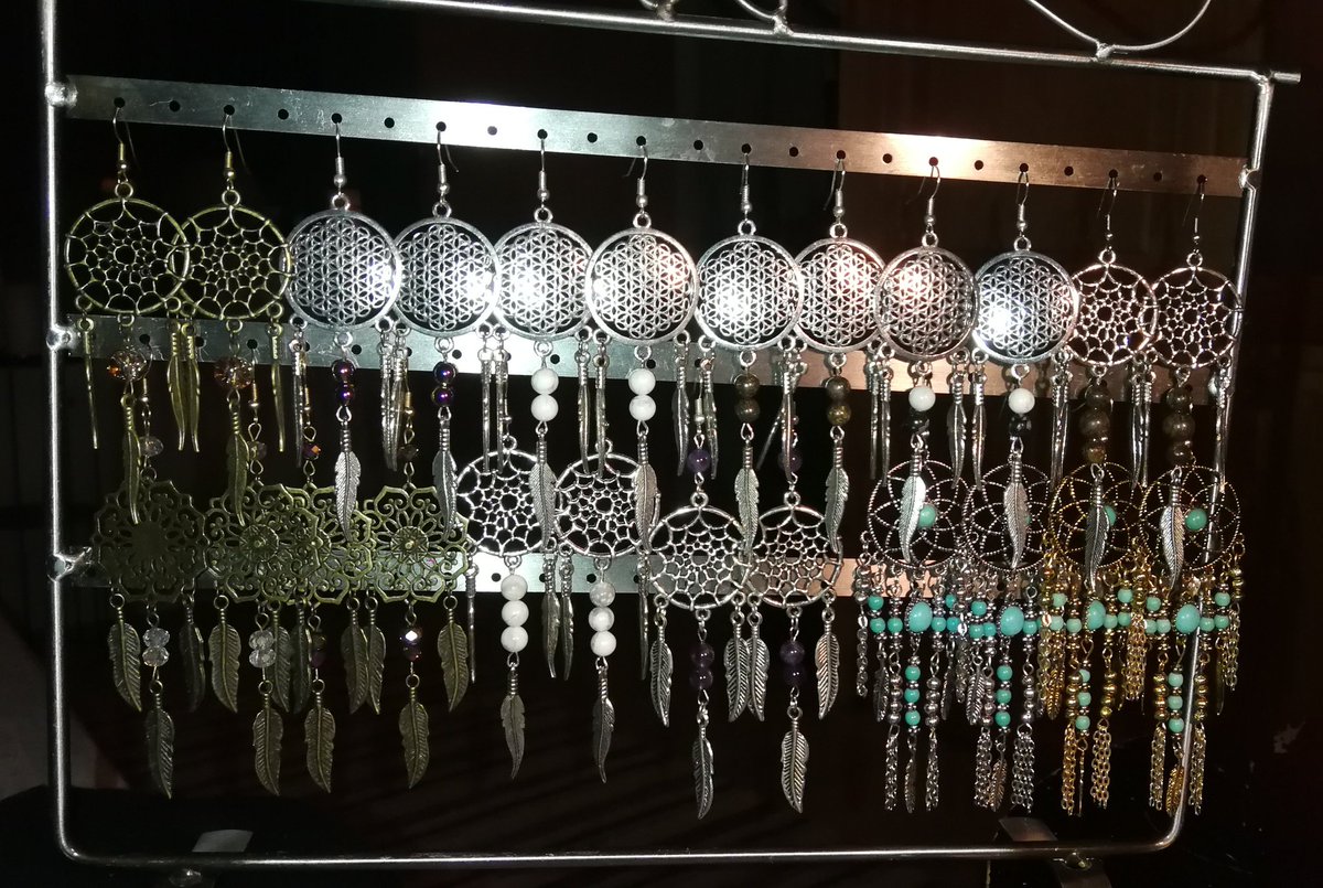 FaiaAccessories's tweet photo. Her er en del av ørepynten jeg hadde med meg til julemarkedet, nå ligger alle i hver sin pose i eskene sine igjen ☺️
Hyl ut om du ser noe du liker og vil handle til jul.🎄

#ørepynt #FaiaAccessories #utstilling #julemarked #julegaver https://t.co/8idNfy8sUD
